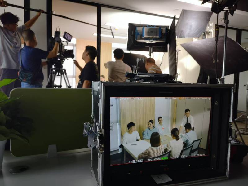 绥棱县TVC拍摄公司：科技产品视觉化大师，诠释未来感与功能美学